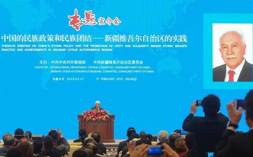 2月27日，土耳其爱国党主席佩林切克在宣介会上发言。新华社发（丁磊 摄）