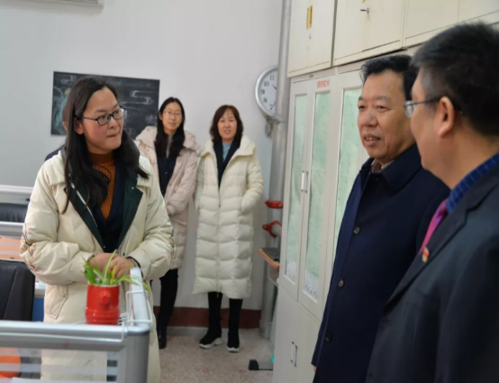 洛阳市教育局党组书记、局长宋义林一行到东升二中调研(1)1118.png