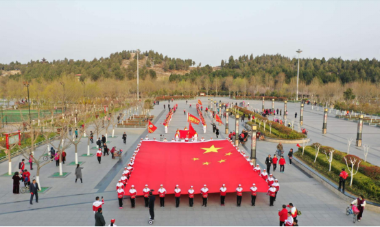 山东梁山万人“快闪”颂唱《我和我的祖国》振奋人心(1)751.png