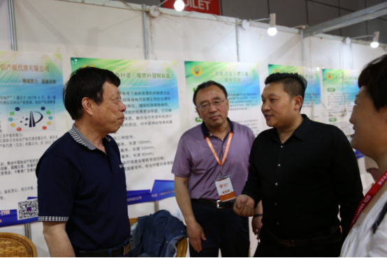 cctv《我爱你中华》节目组走进2019中国•洛阳（国际）创意产业博览会暨第七届“三彩杯”创意设计大赛1240.png
